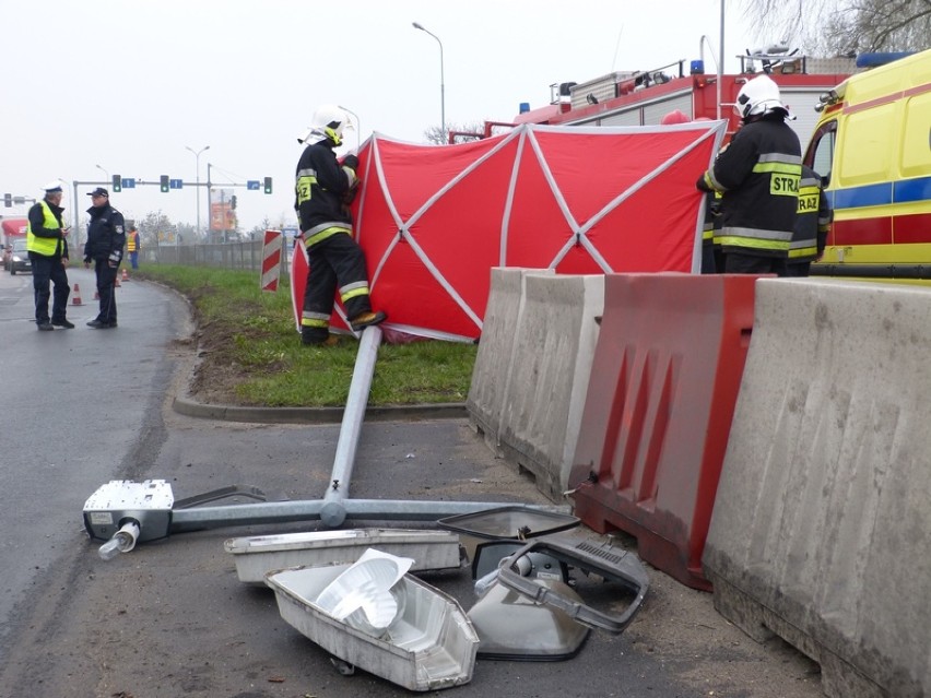 Wypadek na wiadukcie w Lesznie. Nie żyje 62-letni mężczyzna,...