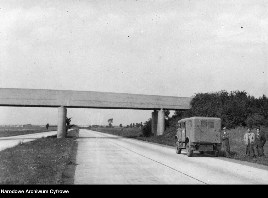 1947, Fragment autostrady Legnica-Wrocław. Nad autostradą...