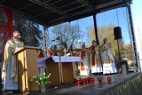 Tłum ludzi na placu Zwycięstwa w Pile. Odbyła się Msza Święta dziękczynna za św. Jana Pawła II [ZOBACZ ZDJĘCIA]