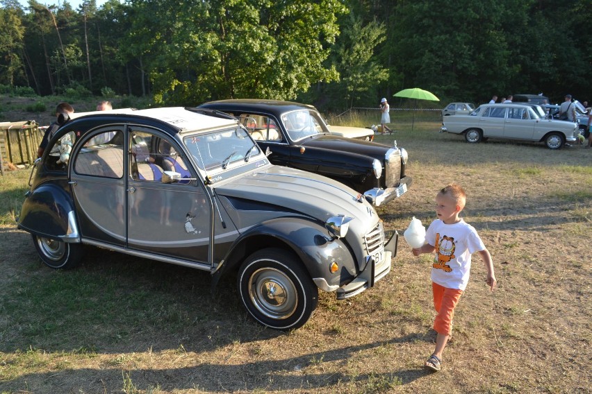 Starogard. Setki pojazdów, na scenie: Róże Europy i Feel