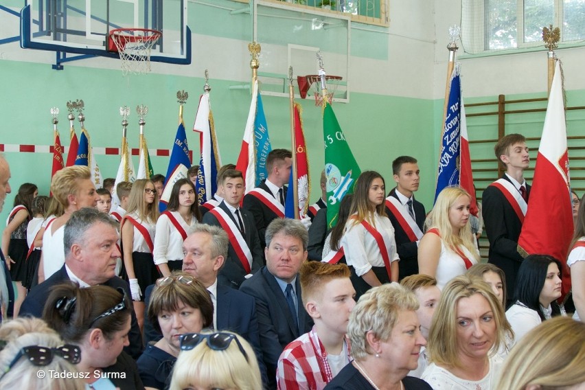 W stargardzkim Gimnazjum nr 1 uczniowie, nauczyciele i przedstawicie władz powitali nowy rok szkolny