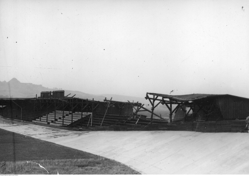Trybuny stadionu w trakcie przebudowy w sierpniu 1931 roku