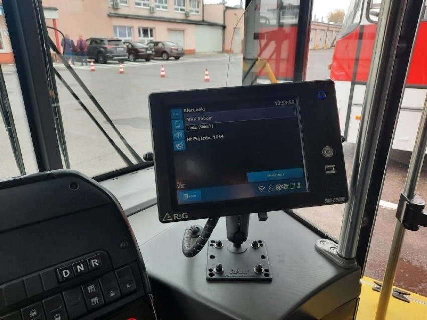 Nowe autobusy gazowe w Radomiu. Za przejazd można w nich płacić kartą. Zobacz jak wyglądają w środku 