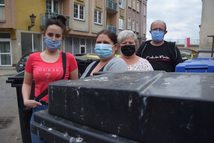 Na problem ze śmieciami mieszkańcy ul. Lutyckiej skarżą się...