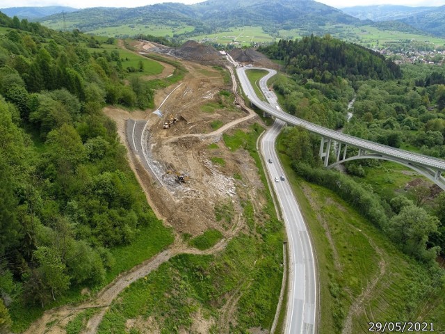 Na placu budowy drogi ekspresowej S1 w Beskidach widać już pierwsze elementy estakad, mostów i wiaduktów, które powstają na górskich zboczach