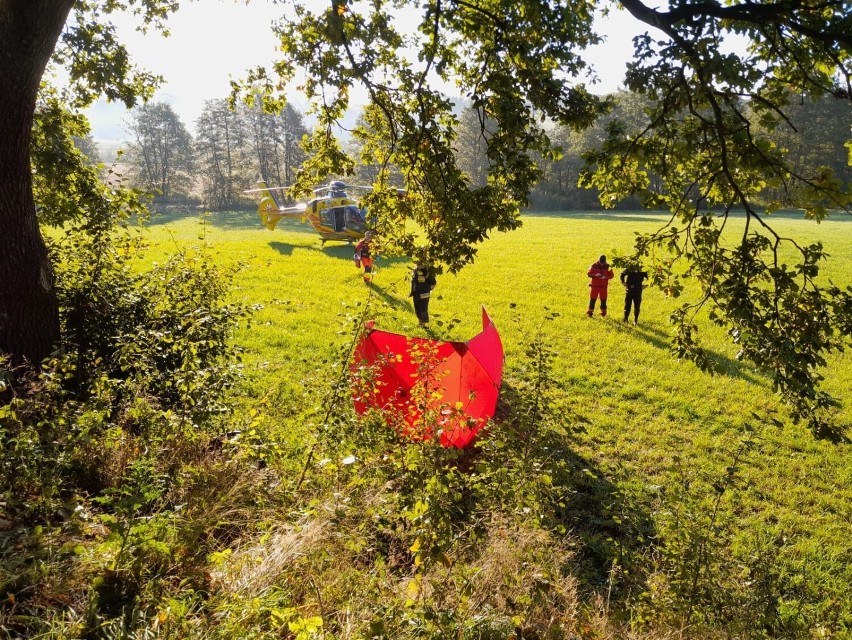 Powiat kartuski. Śmiertelny wypadek w Mirachowie. 17-letni motocyklista uderzył w drzewo. 23.09.2022 r.