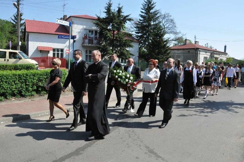 Poraj: Mieszkańcy uczestniczyli w mszy św. i złożyli kwiaty pod pomnikiem marszałka