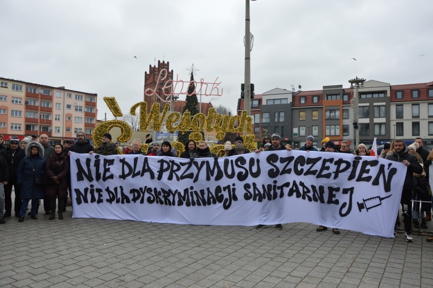 Lębork. Na placu Pokoju protestowali przeciw przymusowi szczepień i dyskryminacji sanitarnej