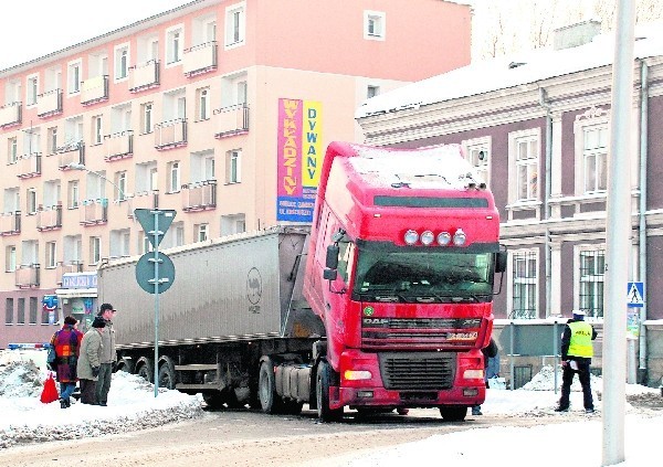 Samochód ciężarowy zablokował ruch na rondzie przy Drukarni