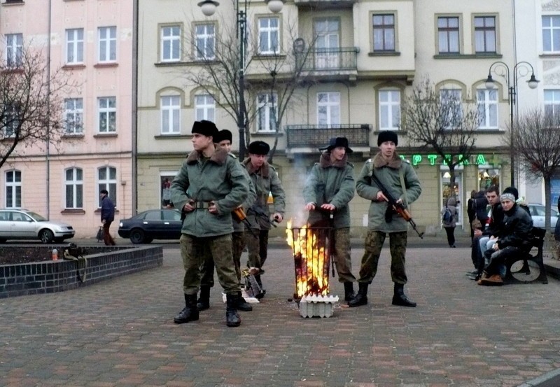 Nowa Sól. Happening w 30-rocznicę wprowadzenia stanu...