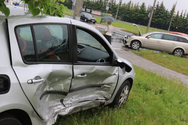 Ze wstępnych ustaleń policji wynika, że sprawcą wypadku jest kierujący oplem vectra, który jechał z Wrzosów w kierunku centrum. Nie ustąpił on pierwszeństwa renault clio, które już znajdowało się na rondzie. Auta zderzyły się ze sporym impetem. Kierujący nimi byli trzeźwi. W skutek doznanych obrażeń do szpitala trafiła kierująca renaultem kobieta i podróżujące z nią dziecko oraz kierowca opla. Policja wyjaśnia okoliczności zdarzenia.

Zobacz także: Pożar lasu w Osieku nad Wisła koło Torunia [ZDJĘCIA]

Wypadek na rondzie Czadcy w Toruniu [ZDJĘCIA]