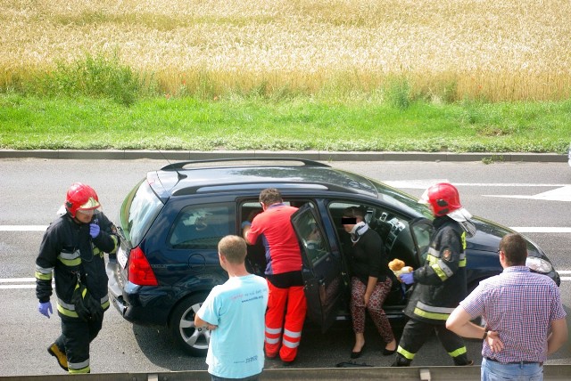 Zderzenie w Obłaczkowie. Cztery auta uszkodzone, dziecko trafiło do szpitala.