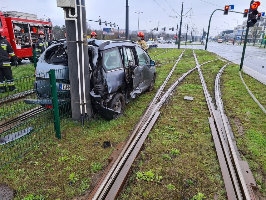 Wypadek na ul. Kuklińskiego w Krakowie. Samochód wylądował...