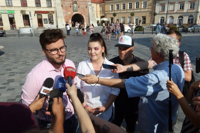 Bartosz Staszewski z dziennikarzami przed lubelskim ratuszem