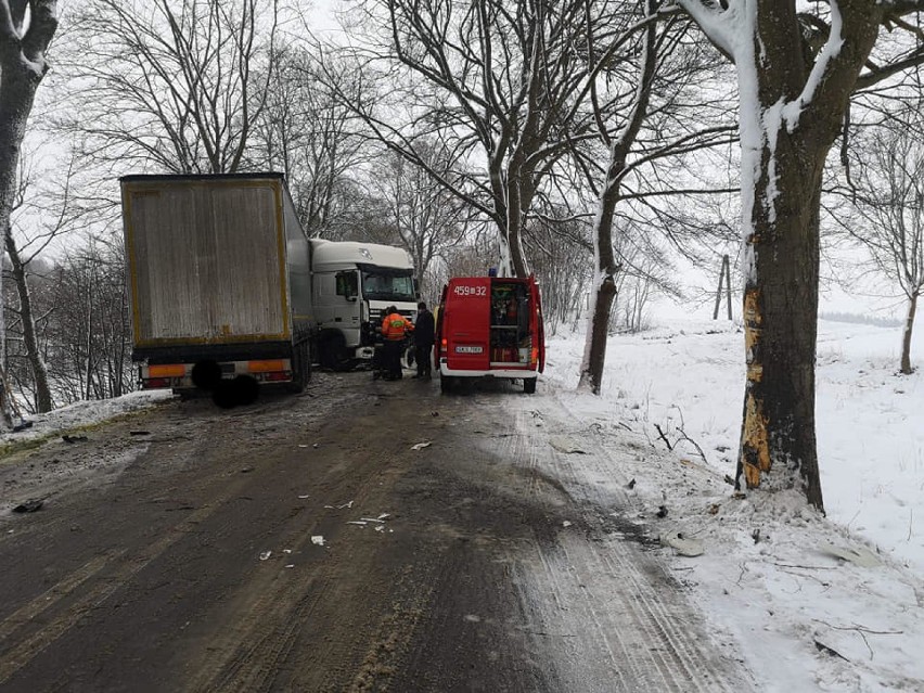 Wypadek w okolicy Nowej Karczmy, droga wojewódzka nr 221. Droga jest całkowicie zablokowana