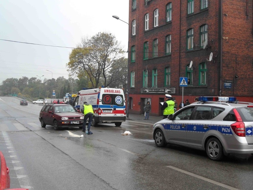 Wypadek przy ul. Czarnoleśnej w Rudzie Śląskiej. Samochód potrącił pieszego