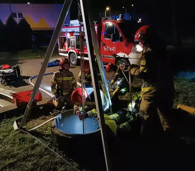 Nietypowa interwencja w Tychach. Mężczyzna wszedł do studni i nie potrafił się wydostać