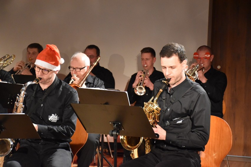 Świąteczny koncert Big Bandu Powiatu Ostrowskiego w Państwowej Szkole Muzycznej w Pleszewie