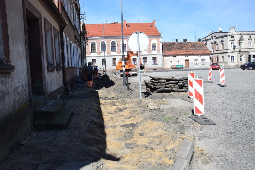 Ruszył remont chodnika na południowej pierzei Rynku w Kobylinie [ZDJĘCIA]