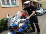 Policjantka z ruchu drogowego o bezpieczeństwie z przedszkolakami