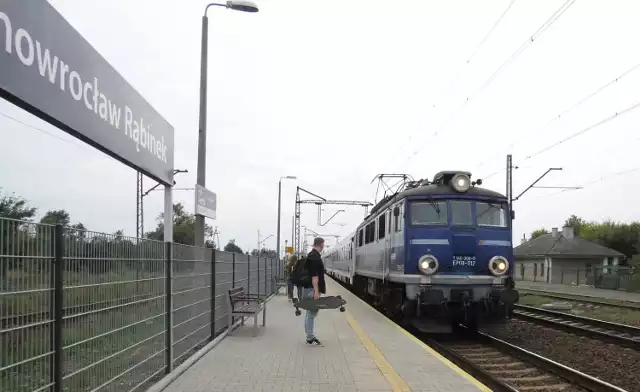 Za chwilę pociąg spółki PKP Intercity odjedzie z  przystanku Inowrocław Rąbinek do Warszawy.