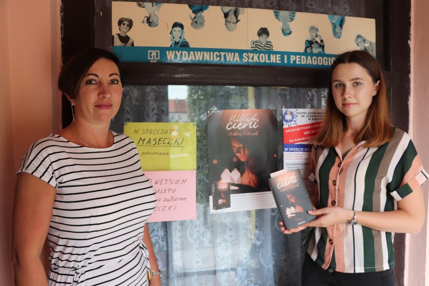 Wiktoria Piotrowska z Osięcin, maturzystka LZK we Włocławku, wydała debiutancką powieść "W blasku cieni” [zdjęcia]