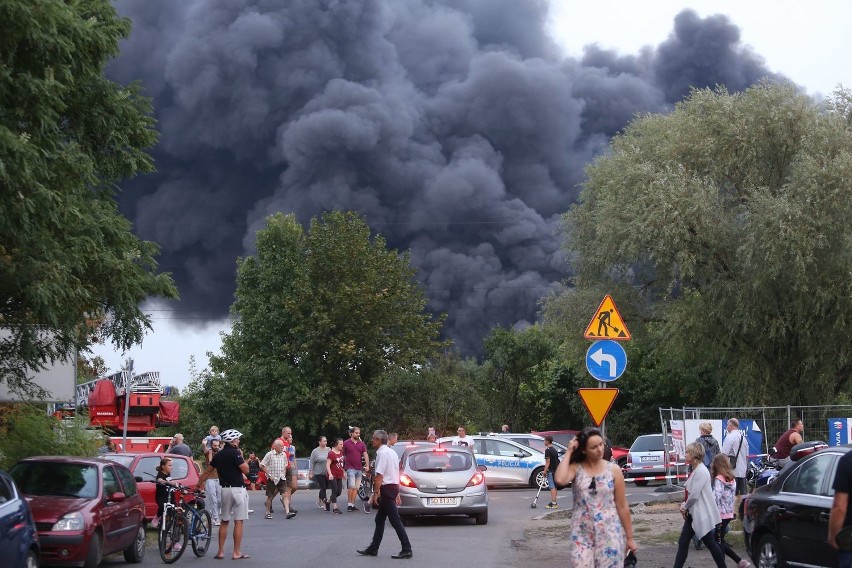 Pożar w Sosnowcu. Kłęby dymu widziane w wielu miastach woj. śląskiego [ZDJĘCIA]. To płonęły chemikalia