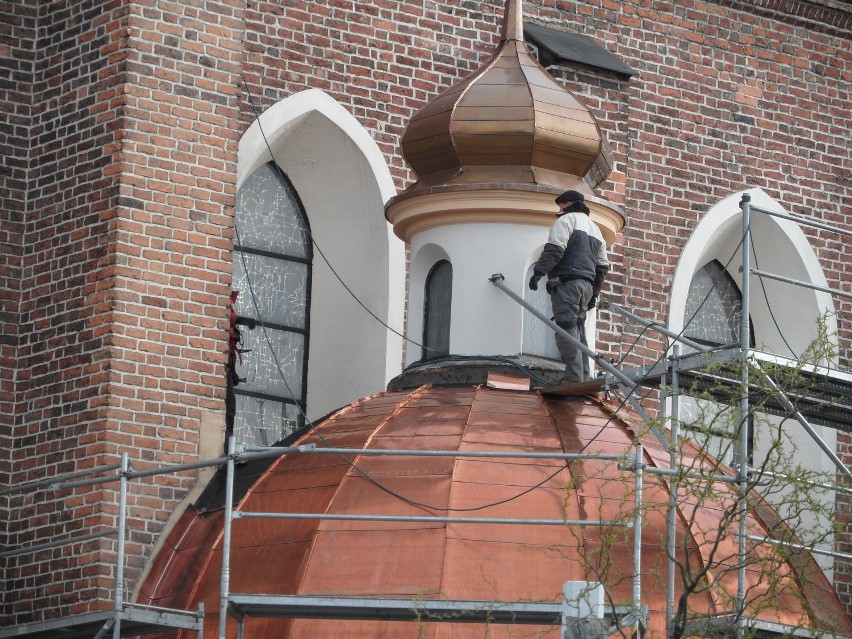 Remont dachu kaplicy Linków w kościele farnym w Żorach. Blachę ocynkowaną zastępuje miedziowa