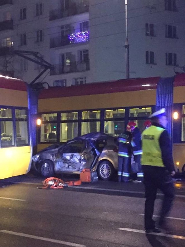 Wypadek na Marszałkowskiej. Tramwaj zderzył się z samochodem [ZDJĘCIA]