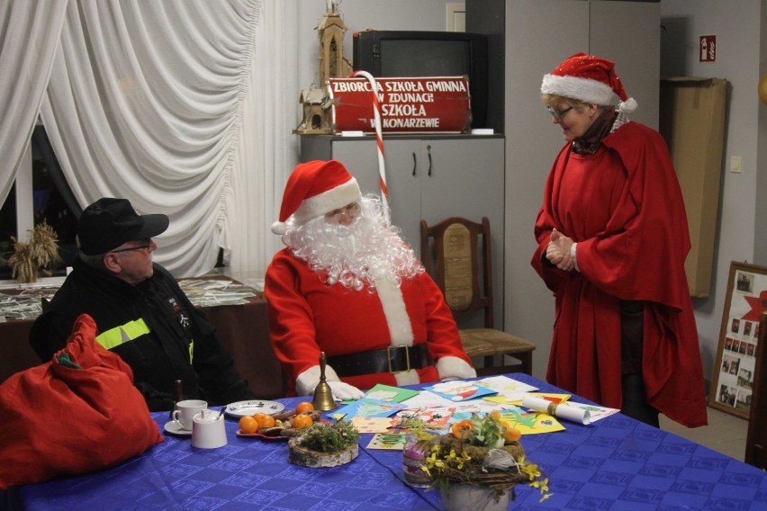Św. Mikołaj odwiedził dzieci w Konarzewie. Zamiast saniami jeździł wozem strażackim [ZDJĘCIA]
