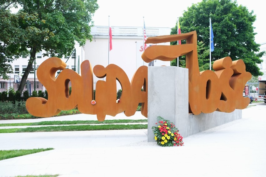 Pomnik ''Solidarności'' odsłonięty. Monument stanął w centrum Warszawy
