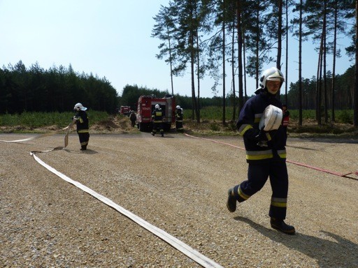 Strażacy z Lublińca i OSP z terenu powiatu wspólnie ćwiczyli gaszenie pożaru lasu [FOFO]