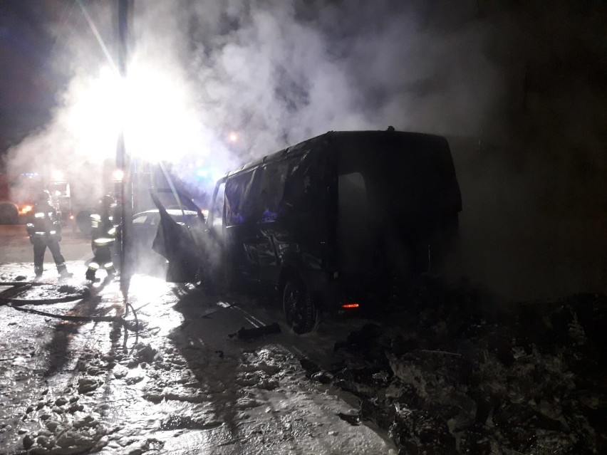 Góra. Nocny pożar przy ulicy Dworcowej. Mercedes Sprinter stanął w ogniu