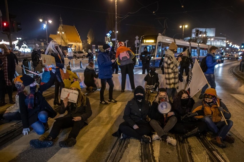 Demonstranci zablokowali ruch na przejściu przy Focha