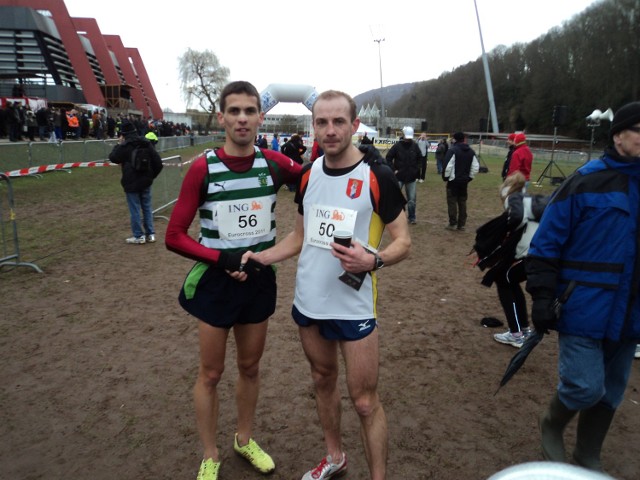Bartosz Mazerski (z prawej) po biegu w Luksemburgu