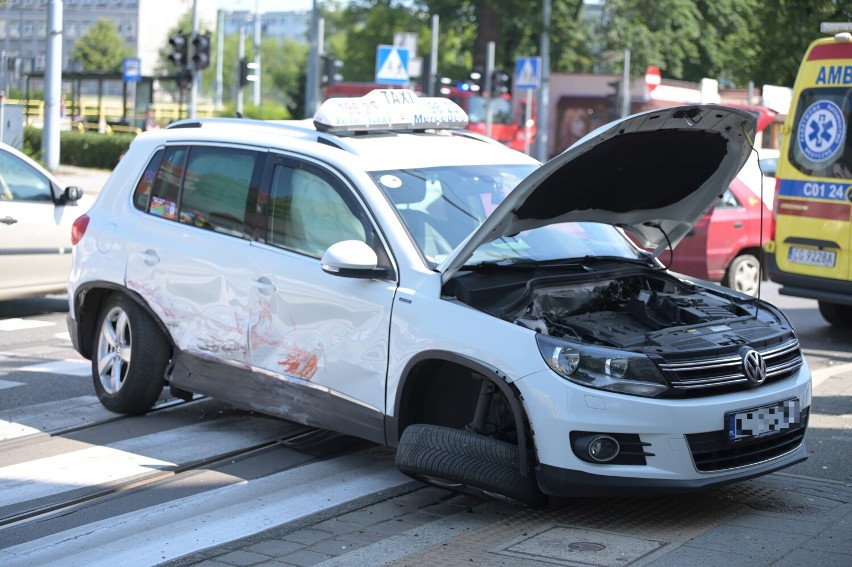 18-latek spowodował kolizję kradzionym autem, będąc pod...