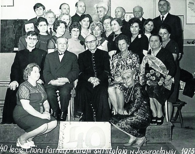 Jan Gałdyński (siedzi drugi od lewej), proboszcz ks. prał. Dobromir Ziarniak i członkowie chóru kościoła św. Mikołaja. Jubileuszowe zdjęcie z 1973 r.