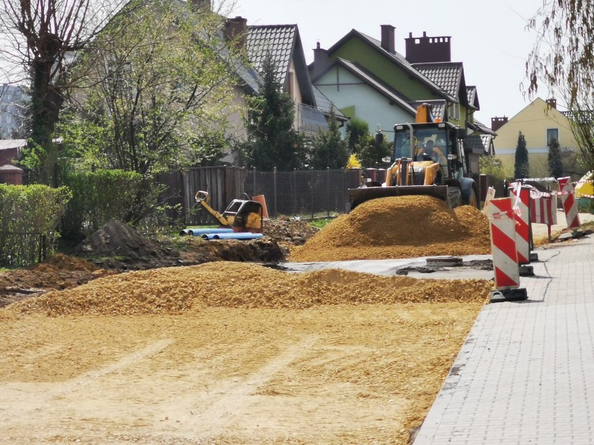 Chrzanów. Gmina pozyskała  665 tys. zł na nową drogę. Praca wre na jej budowie [ZDJĘCIA]