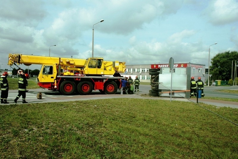 Inowrocław. Wypadek ciężarówki z bydłem i trzodą chlewną