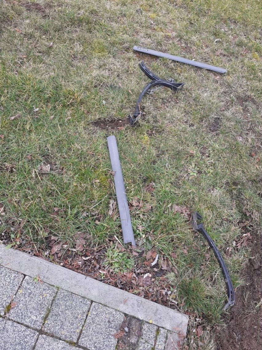 Czerniejewo: wjechał na trawnik i zniszczył ławkę. Sprawca poszukiwany