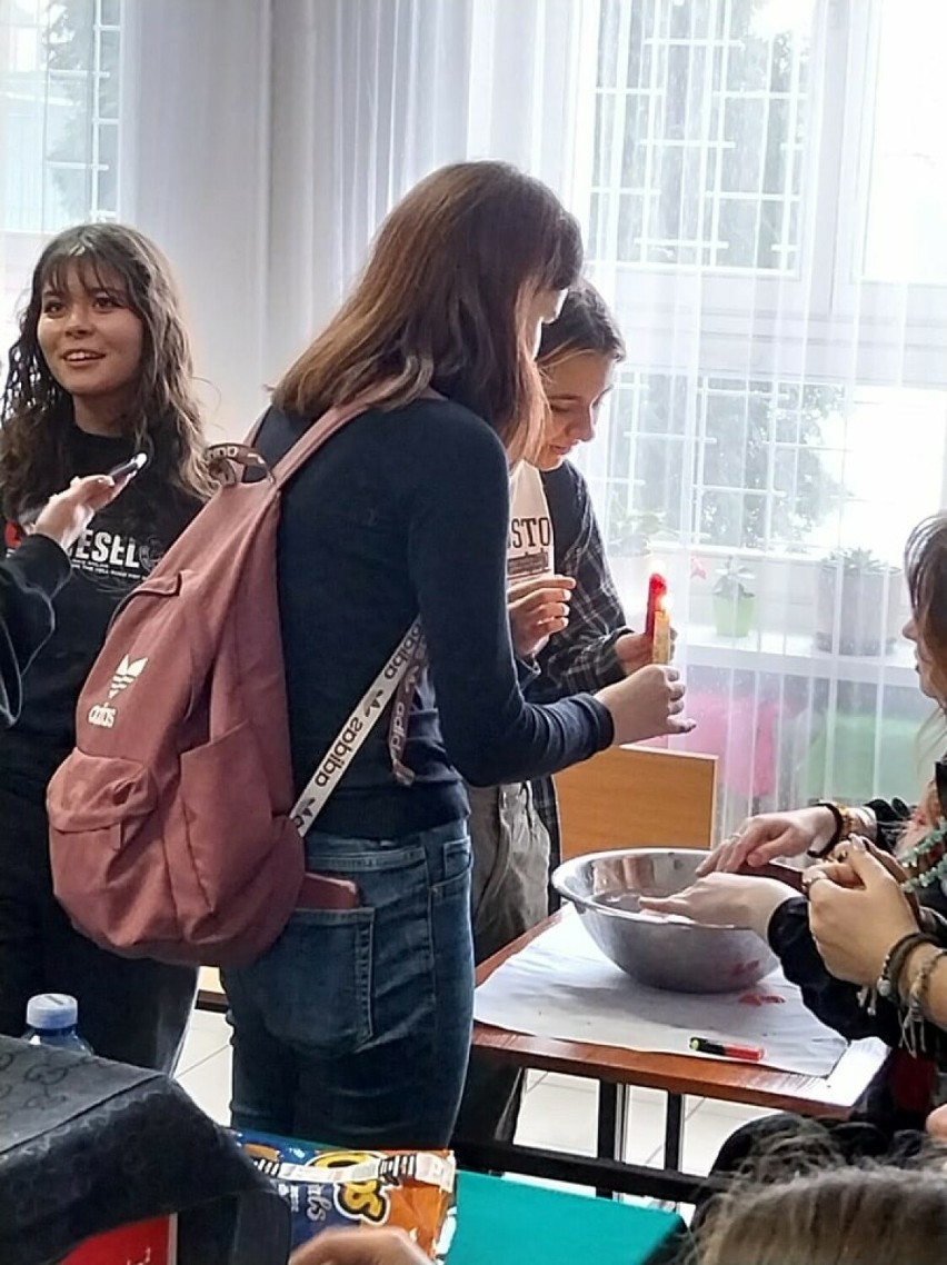 Andrzejki w Liceum Ogólnokształcącym imienia Cypriana Kamila Norwida w Kielcach. Były wróżby, lanie wosku i prawdziwe wróżki