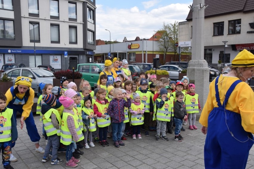 Akcja biblioteki na Placu Pokoju. Minionki zapisywały dzieci do biblioteki [ZDJĘCIA]