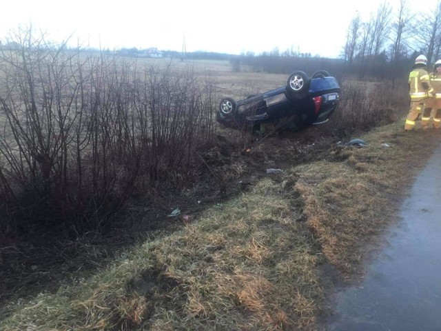 Samochód dachował w Łysku, w gminie Wierzbinek