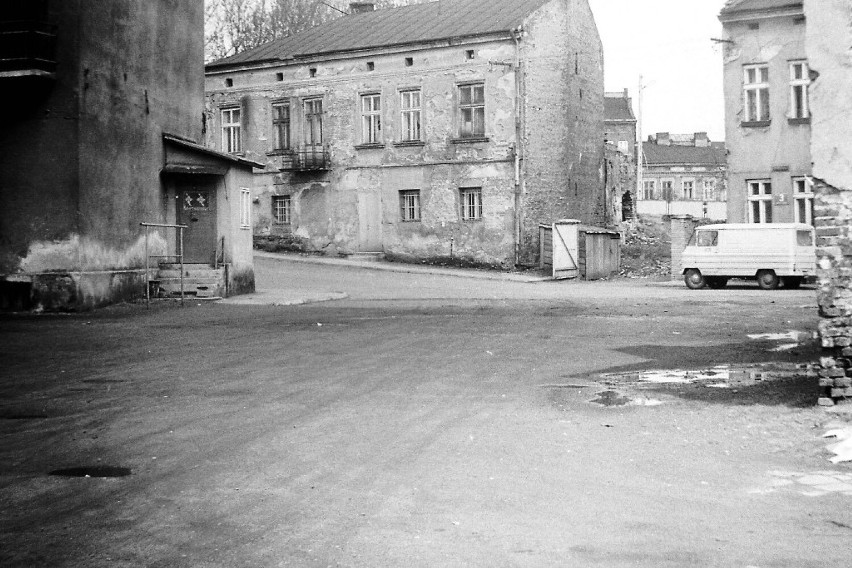 Stare podwórko przy ul. Szpitalnej. 2 maja 1981 r.