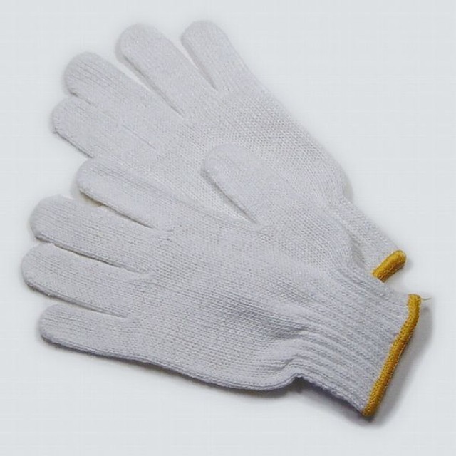 Białe rękawiczki grubymi nićmi szyte....