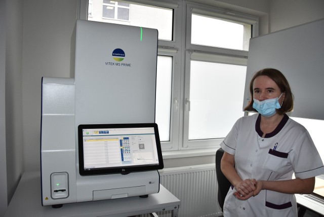Nowoczesne urządzenie w szpitalu św. Łukasza znajduje się na parterze w pracowni mikrobiologicznej. Na badaniami czuwa Agata Kołodziejczyk-Koś, kierownik Działu Diagnostyki Laboratoryjnej ( na zdj.)