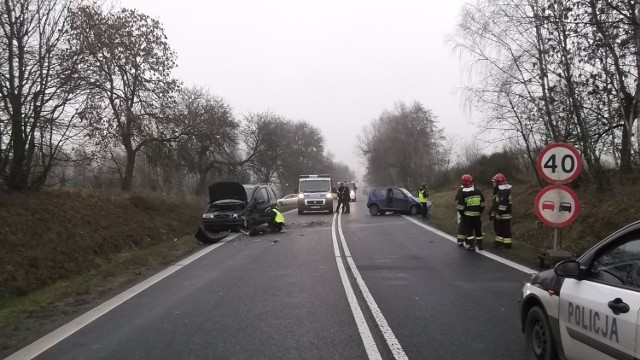 Wypadek w Kaleniu w powiecie rawskim wydarzył się w sobotę, 23 listopada, o godz. 13.30. Zderzył się fiat seicento z fordem galaxy.