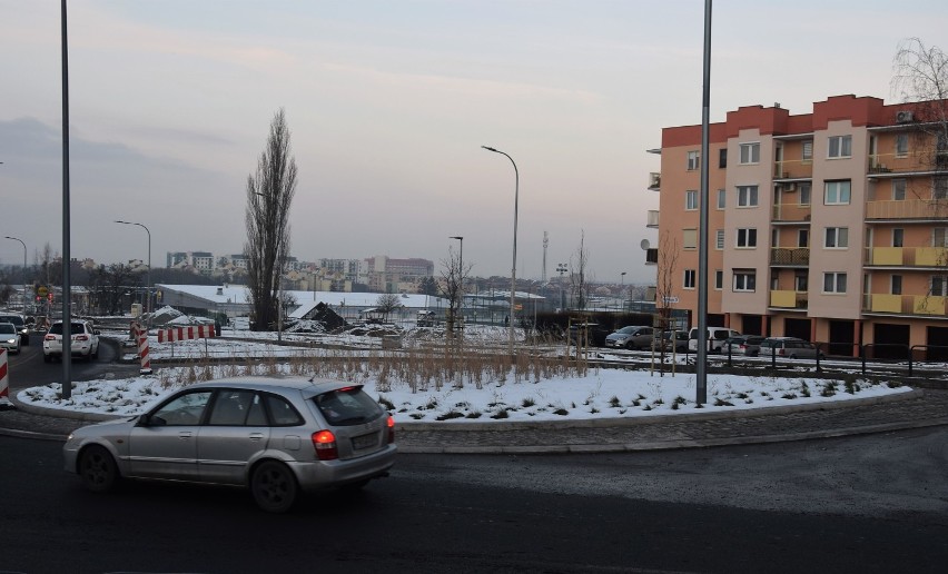 Prace przy budowie ronda na skrzyżowaniu Podmiejskiej i...