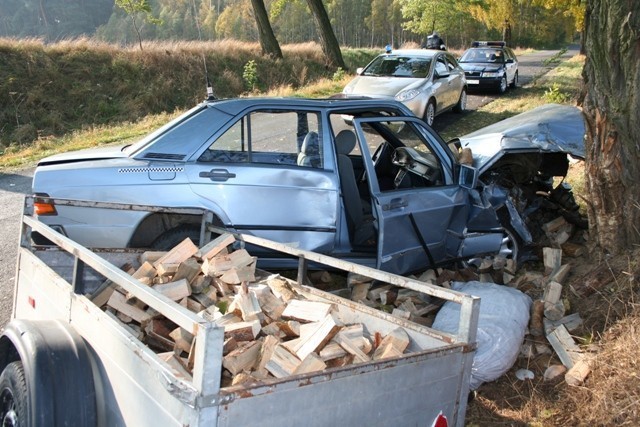 Policjanci wykluczyli, aby przyczyną wypadku był alkohol. Teraz śledczy ustalą szczegóły zdarzenia i sprawdzą, czy do wypadku doszło z winy kierowcy, czy awarii pojazdu. Spowodowanie wypadku drogowego zgodnie z art. 177 kk.  zagrożone jest karą do 3 lat więzienia 

.............................................................................................

KRONIKA POLICYJNA