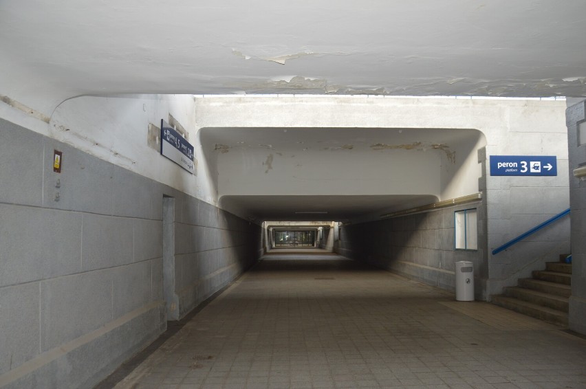 Tunel żagańskiego dworca PKP bardzo razi przy wyremontowanej...